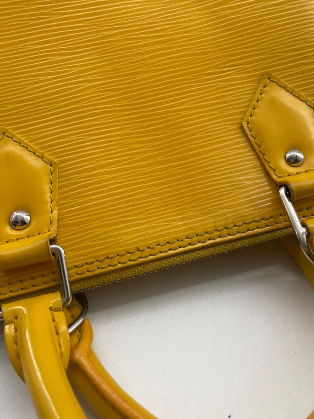 Louis Vuitton Alma Epi Leather - Picture 10 of 14